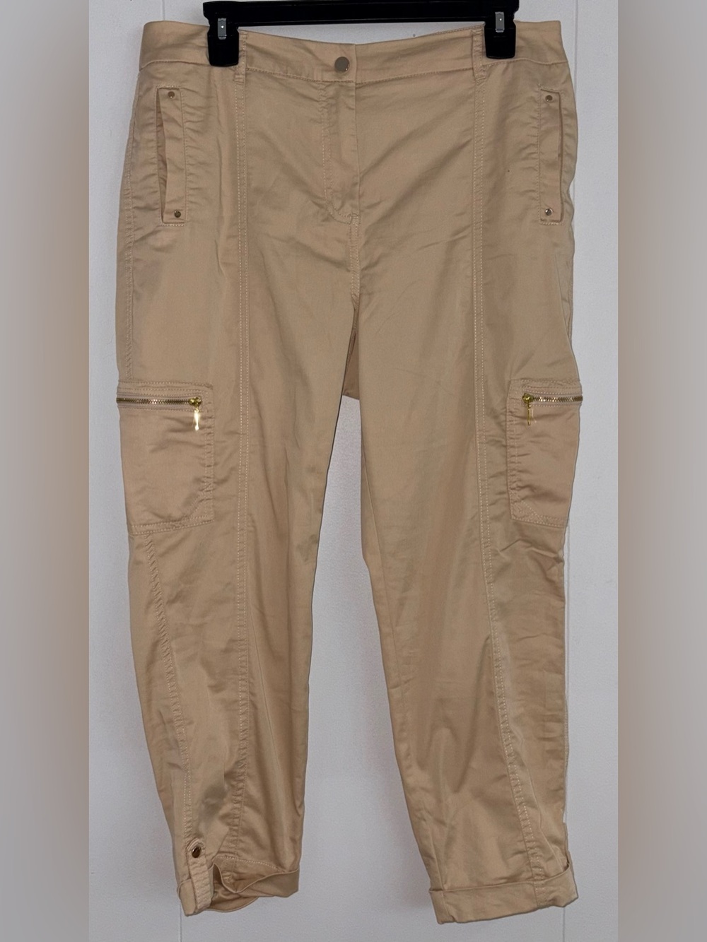 Chico’s Size 1 (appr size 8-10) Beige Cargo Capri Pants Straight Leg Zip Pockets